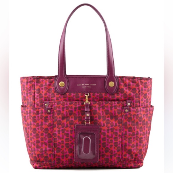 SOLD OUT Bergdoff Goodman Marc Marc Jacobs
Isa-Print Clara Tote - Picture 3 of 15